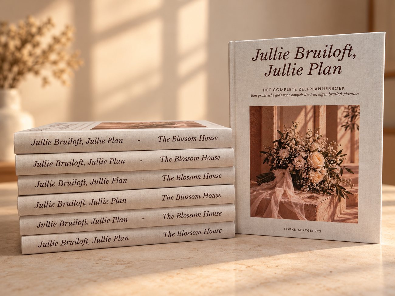 Jullie Bruiloft, Jullie Plan: het boek staand naast een stapel exemplaren